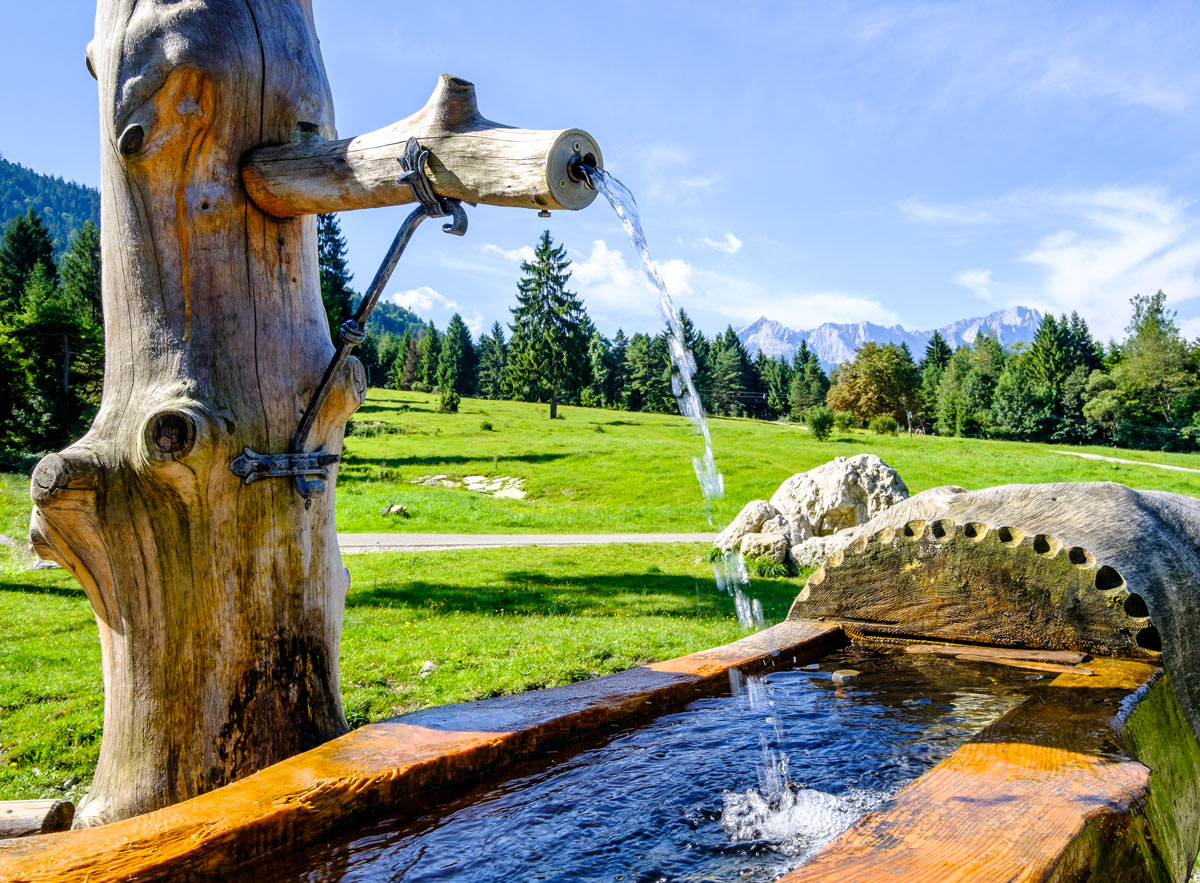 fontana in legno in giardino