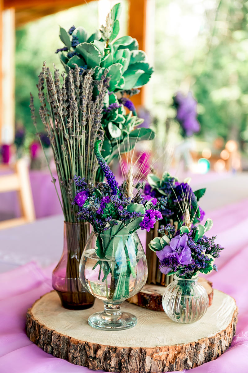 Centrotavola per il pranzo di ferragosto realizzato con fiori coloratissimi