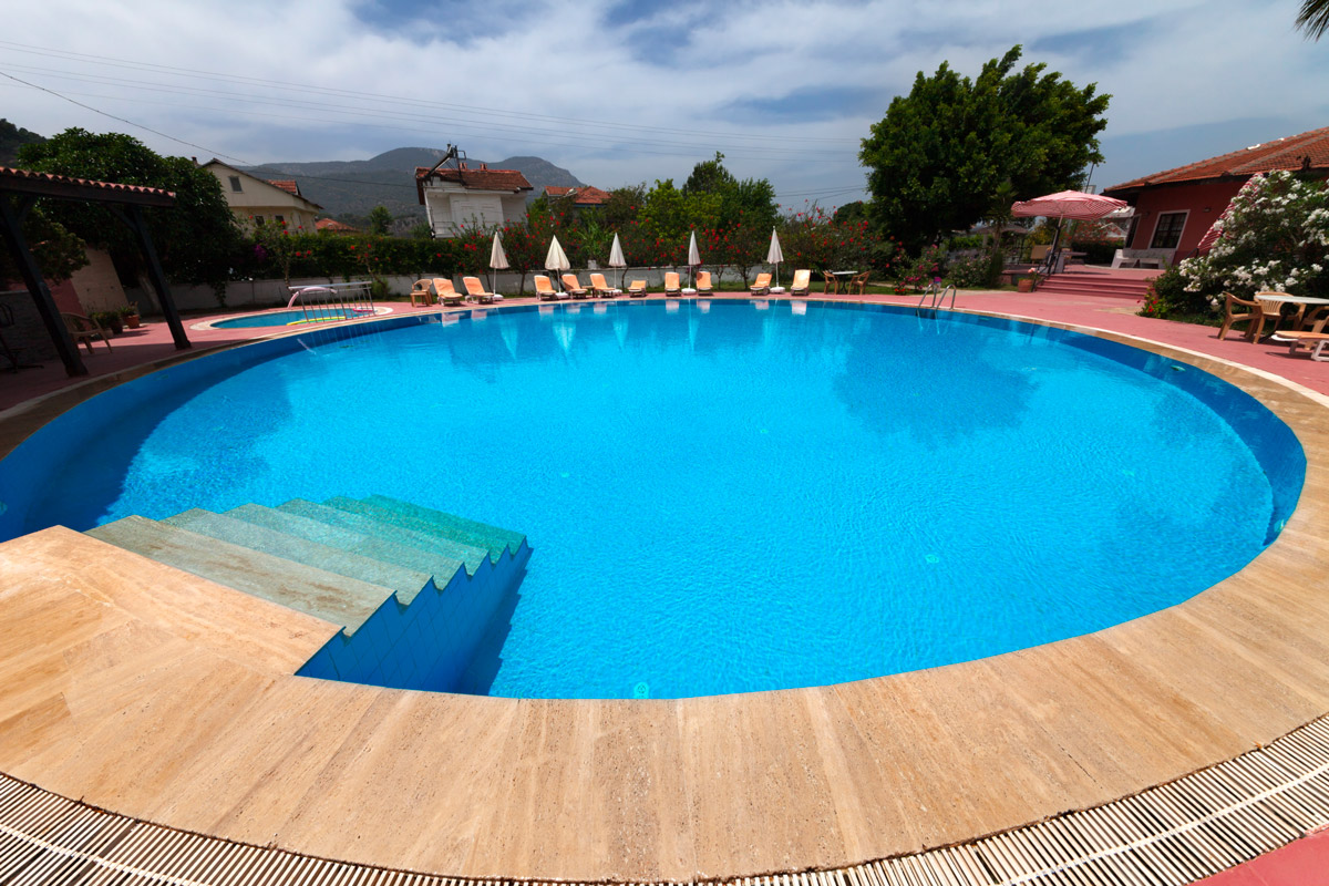 grande piscina rotonda per un giardino arredare con design