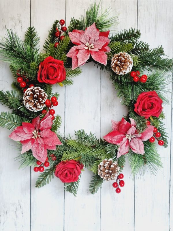 Composizioni natalizie con pigne e rose rosse per una ghirlanda magnifica.