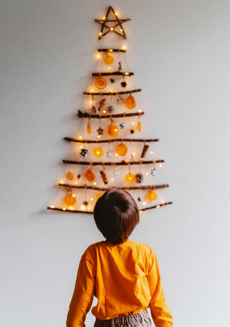 Albero Di Natale Da Parete In Feltro Per Bambini 100x70cm Con 25 Decorazioni E Luci LED, Fai Da Te Magico
