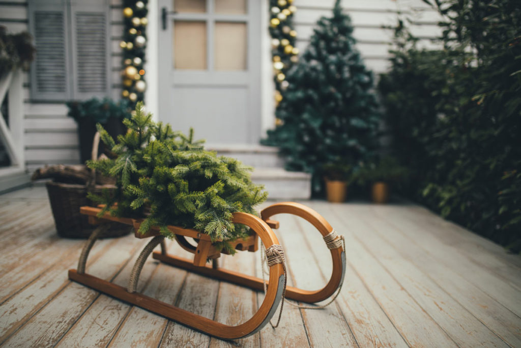 Esterno Decorazioni Natalizie Con Rami Di Pino Decorazioni natalizie per l'esterno con rami di pino: le più belle idee