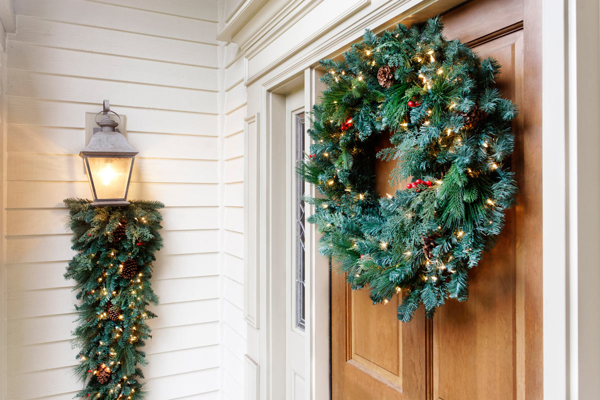 Decorazioni di Natale per l'esterno con i rami di pino