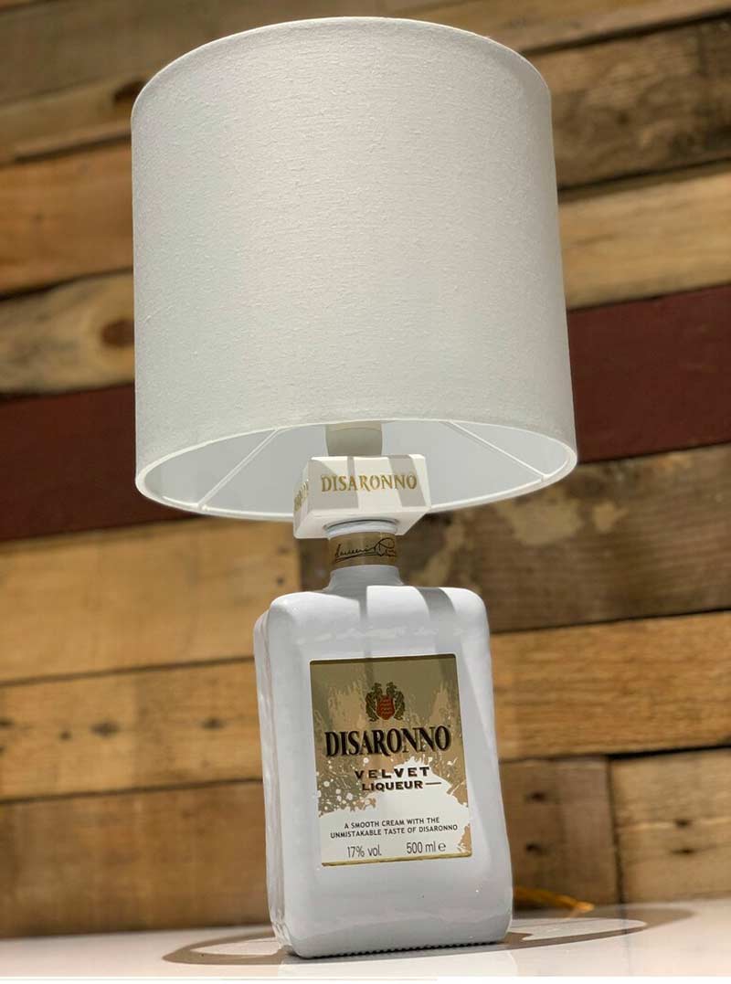 Bella lampada fai da te con bottiglia bianca.