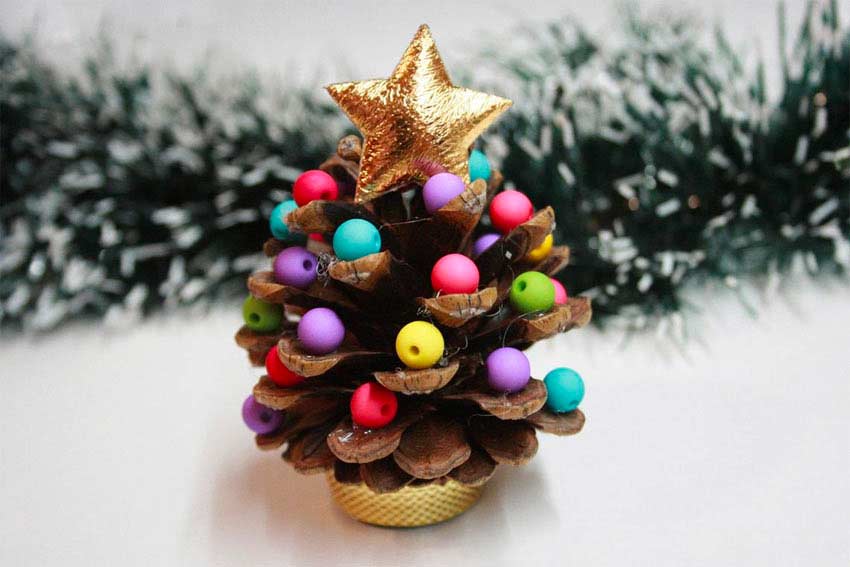 albero decorazione natale con pigne