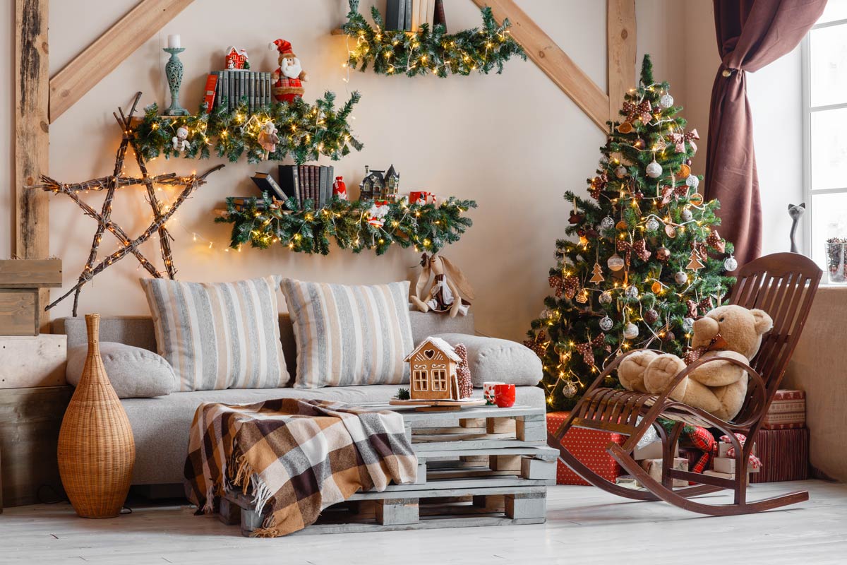 Arredare il soggiorno con le decorazioni natalizie.