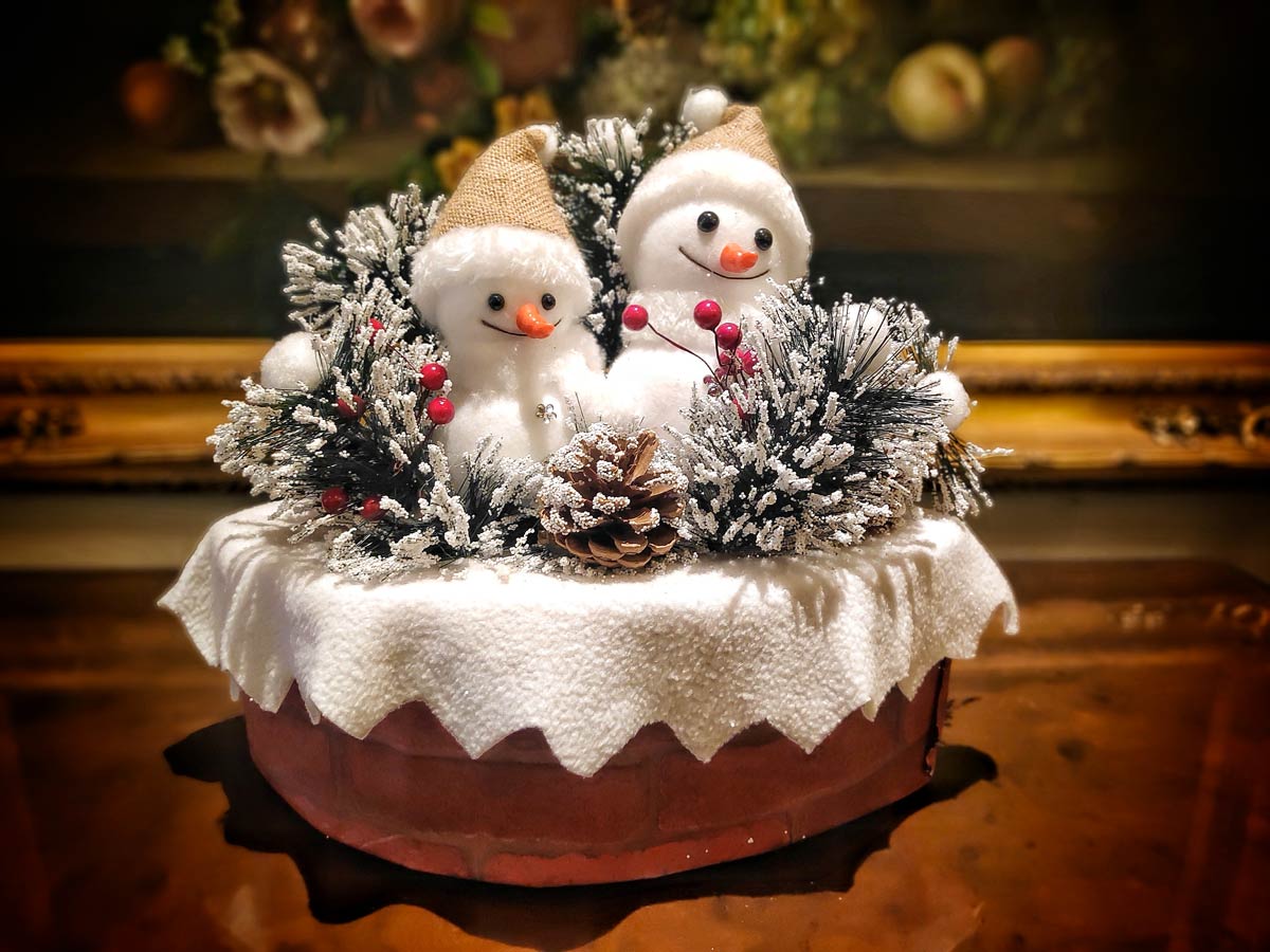 Decorazioni natalizie con simpatici pupazzi di neve.