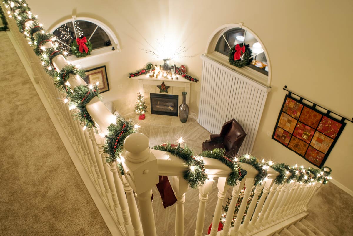ispirazioni natalizie per decorare le scale di casa