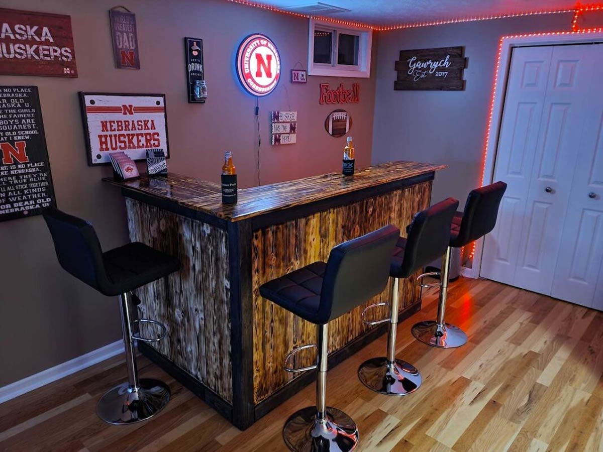 Angolo bar in legno in casa.