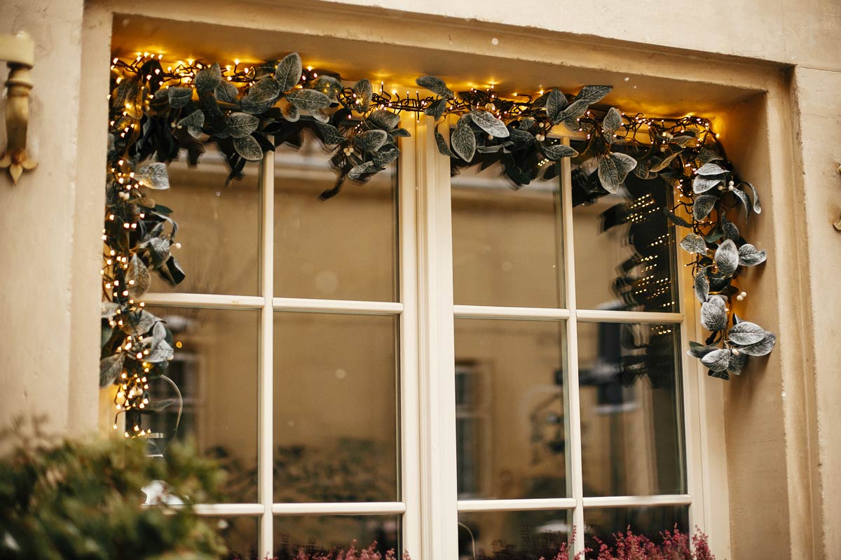 Decorazioni finestre lato esterno per Natale.