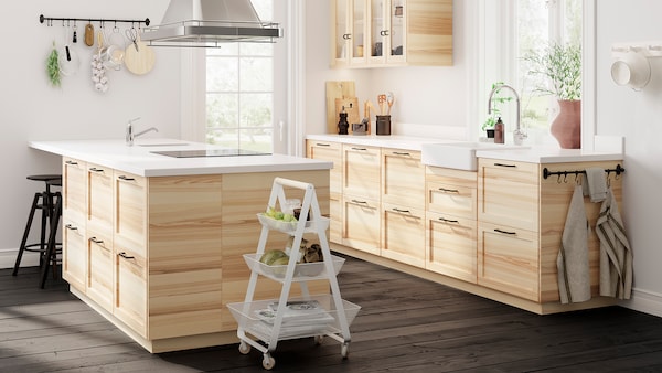Cucine Ikea in legno chiaro.