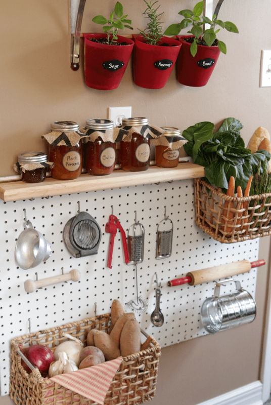 Creazione di una parete organizzata con pegboard e scaffalature