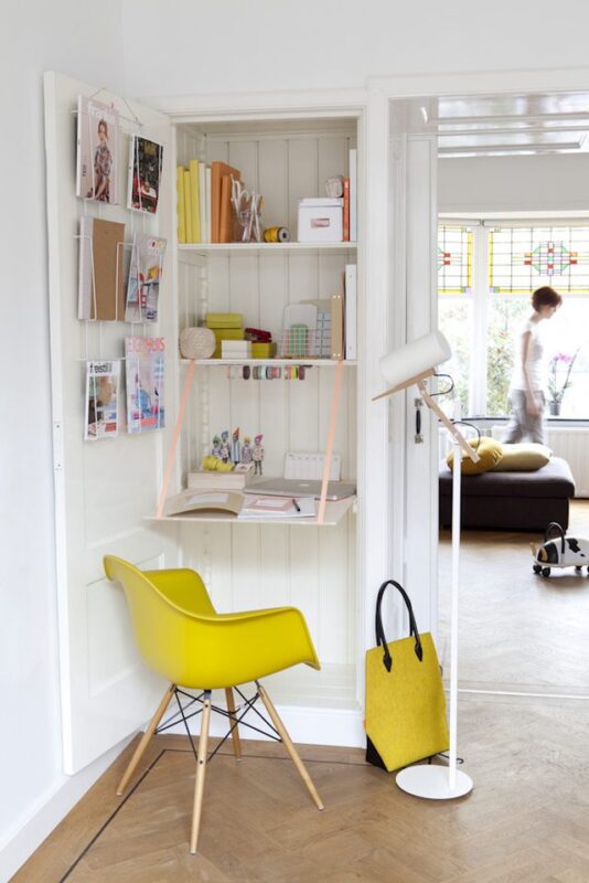 Sfruttare lo spazio verticale per creare un piccolo ufficio in casa.