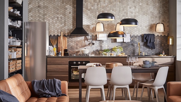 Cucina Ikea con mobili in legno scuro effetto noce.