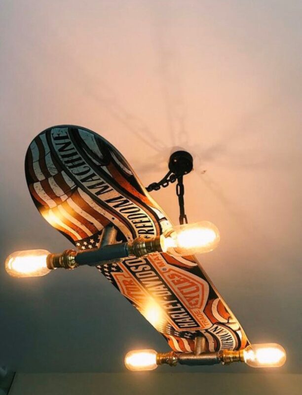 Lampadario vintage con il riciclo creativo di uno skateboard.