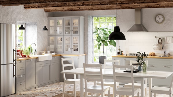 Cucina Ikea modello LERHYTTAN grigio chiaro, stile shabby chic.