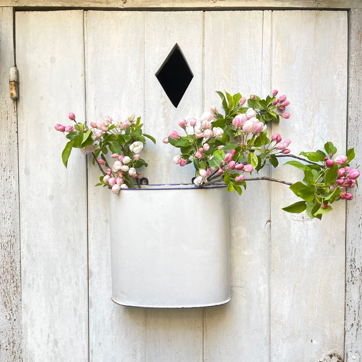 vaso di fiori da parete con contenitore in metallo