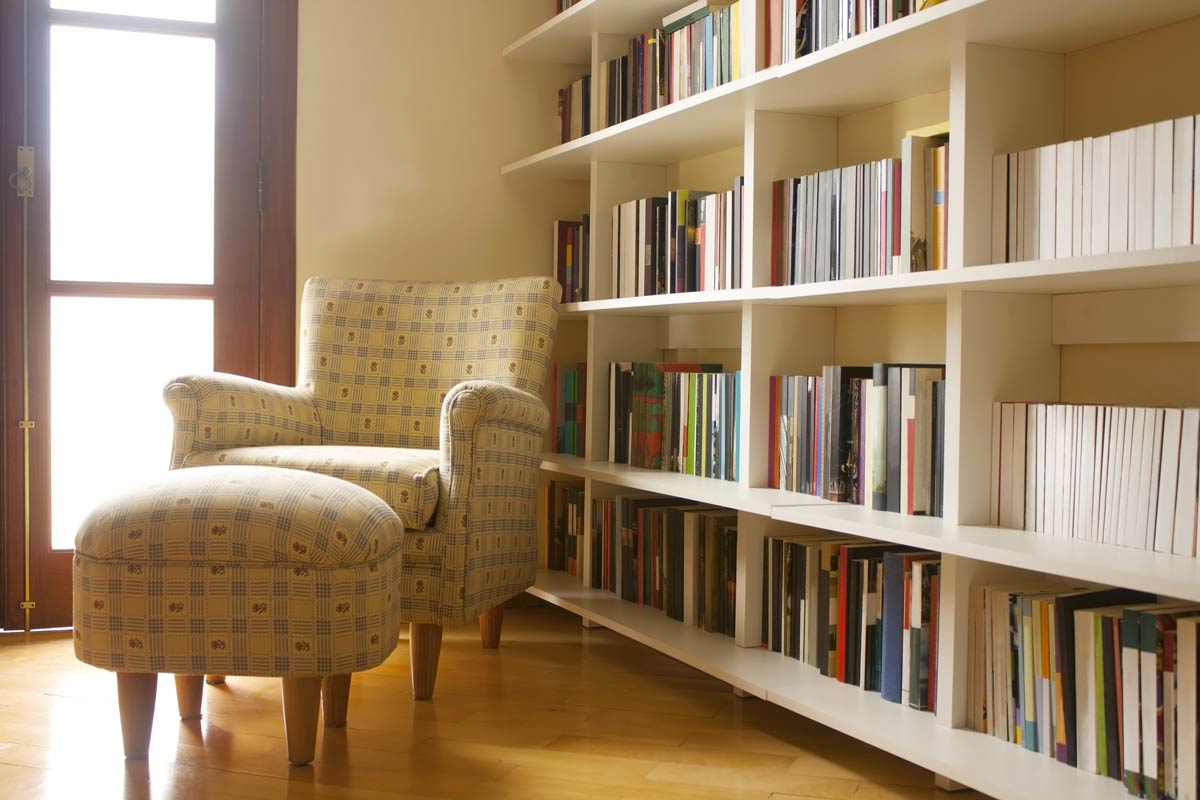 Libreria classica a parete.