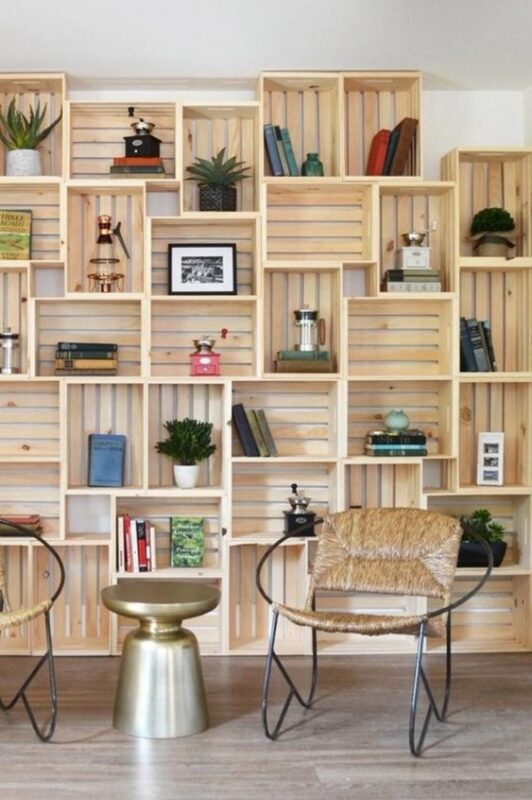 libreria con le cassette di legno Ikea