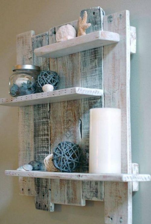 Bella mensola shabby chic realizzata con dei pallet di legno riciclati.