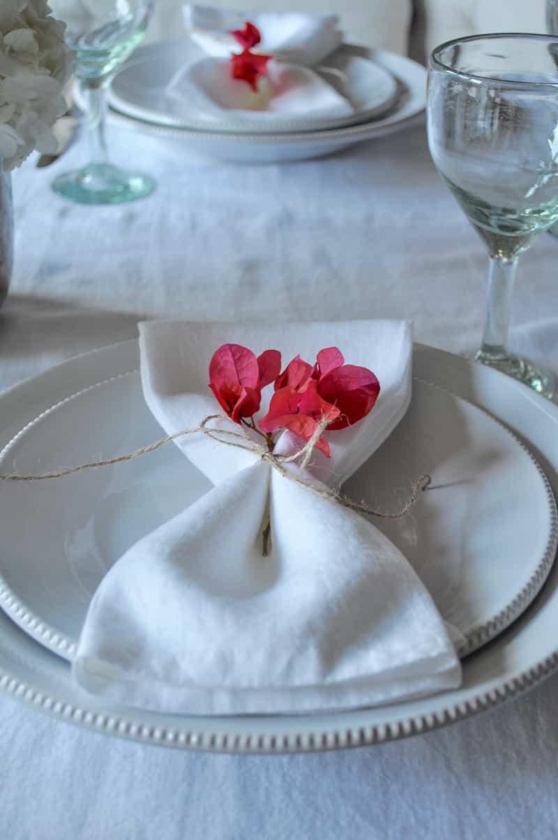 decorazione tavola primaverile con fiori di Bougainvillea