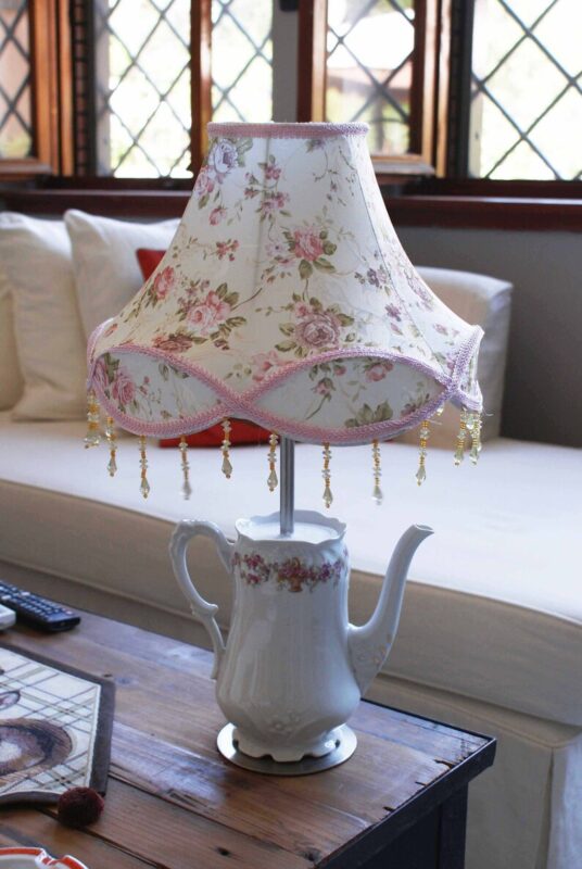 lampada fai da te shabby chic con una vecchia teiera