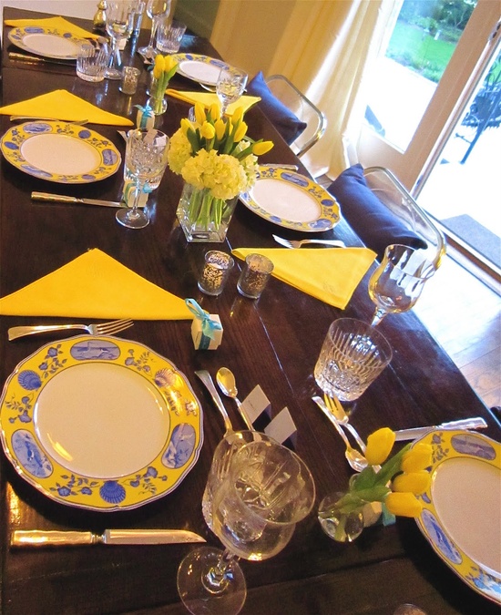 Tavola decorata per un pranzo in primavera.