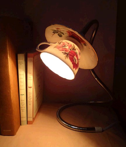 lampada creativa con vecchia tazzina