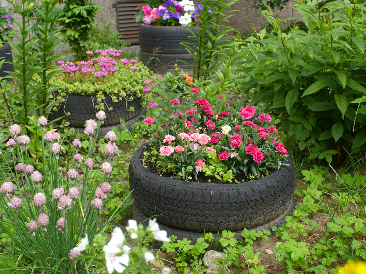 Decorare il giardino per la primavera con i vecchi pneumatici.