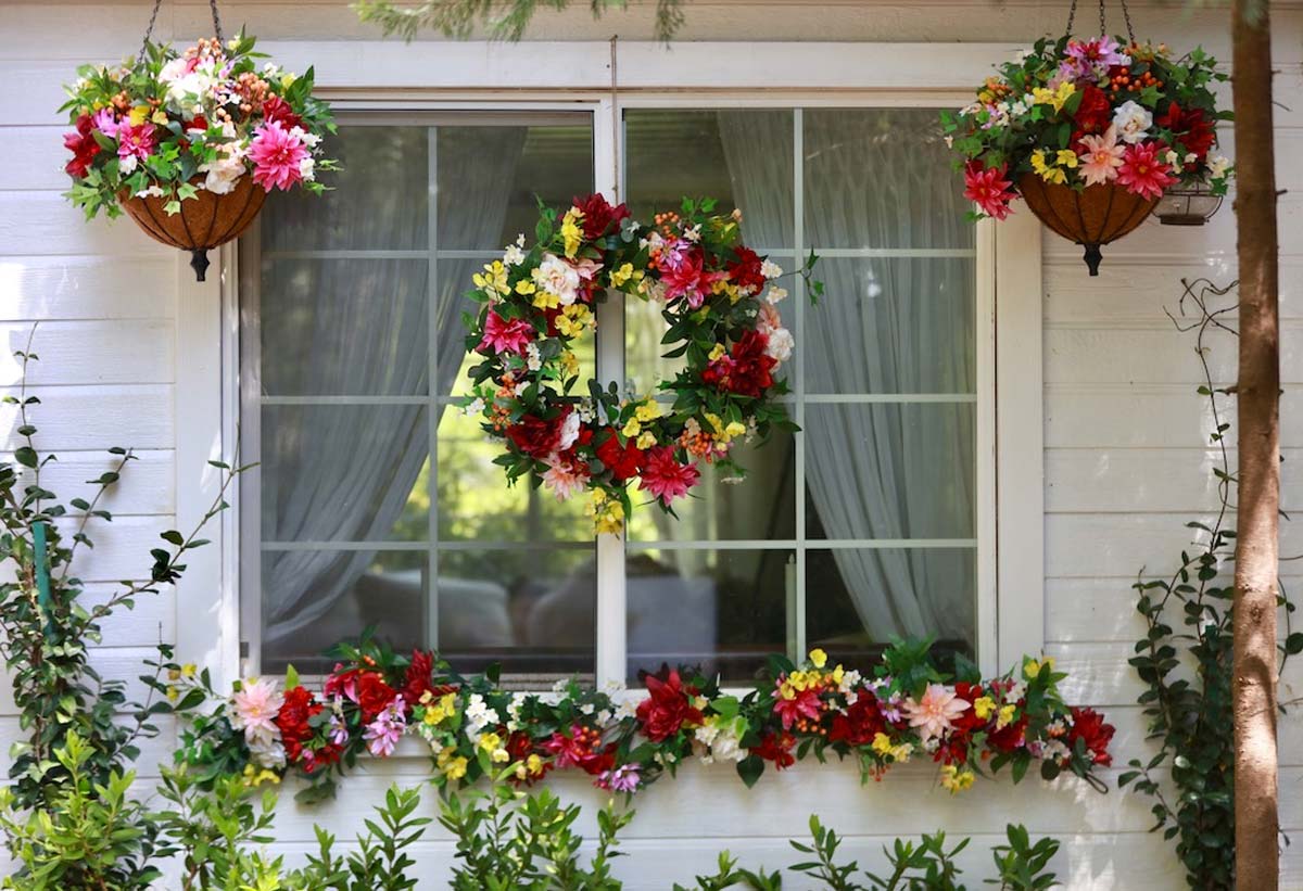 Decorazioni primaverili per le finestre.