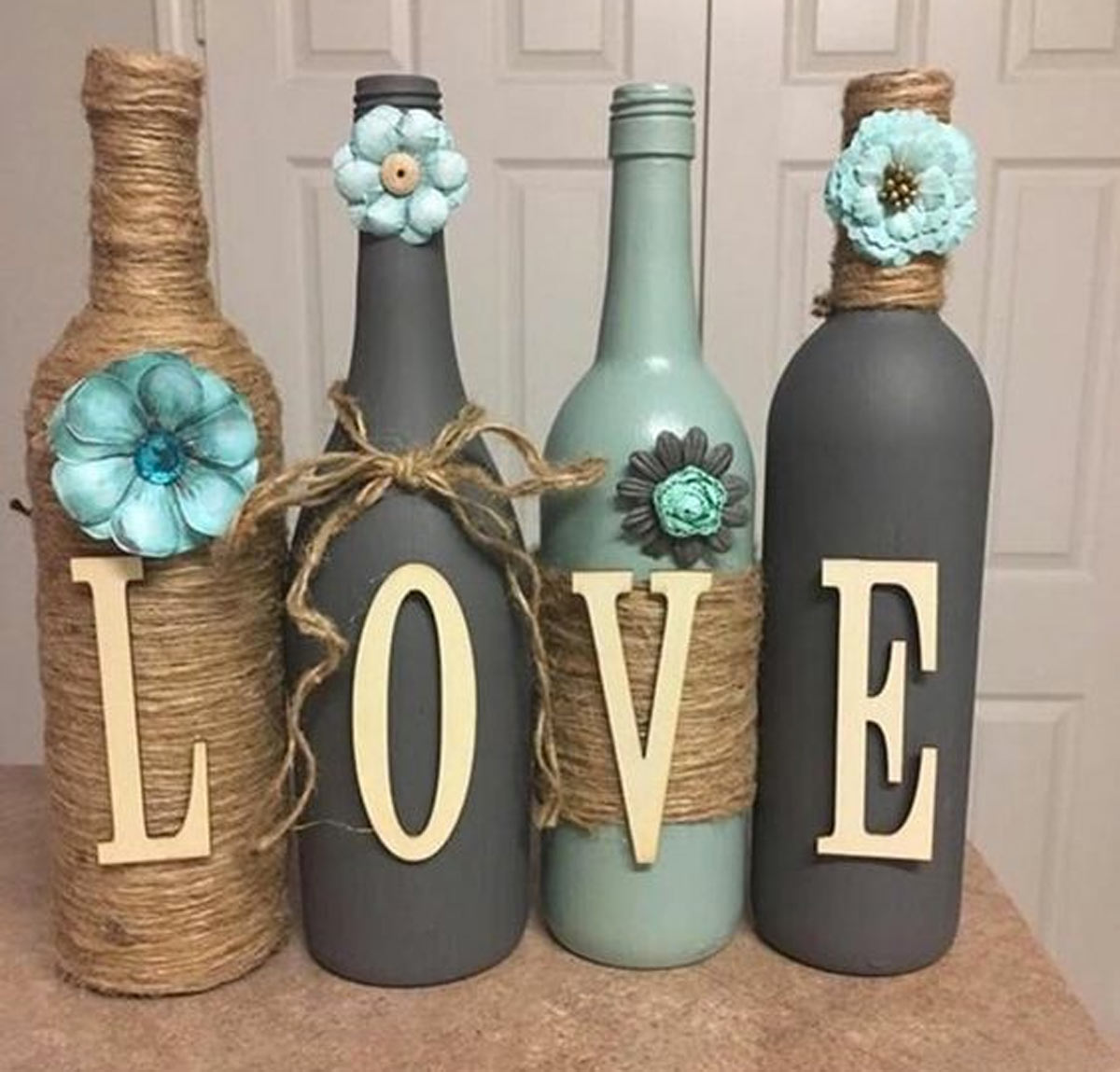 Decorazioni fai da te shabby chic con riciclo bottiglie di vino.