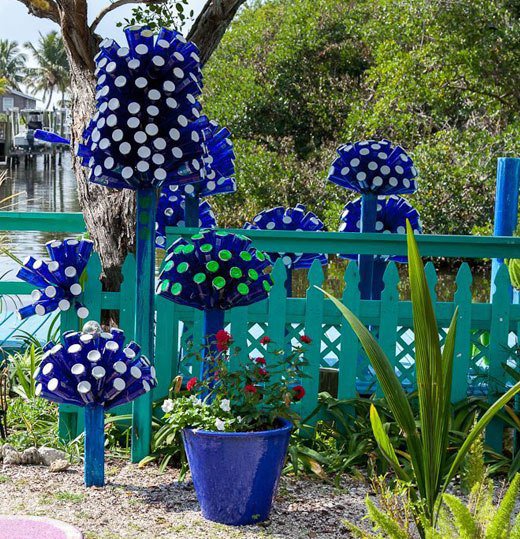 decorazioni originali con bottiglie di vetro in giardino