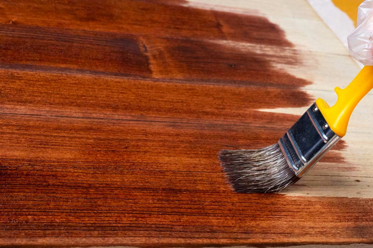 Pulire e restituire colore ai mobili in legno e togliere i graffi in maniera naturale