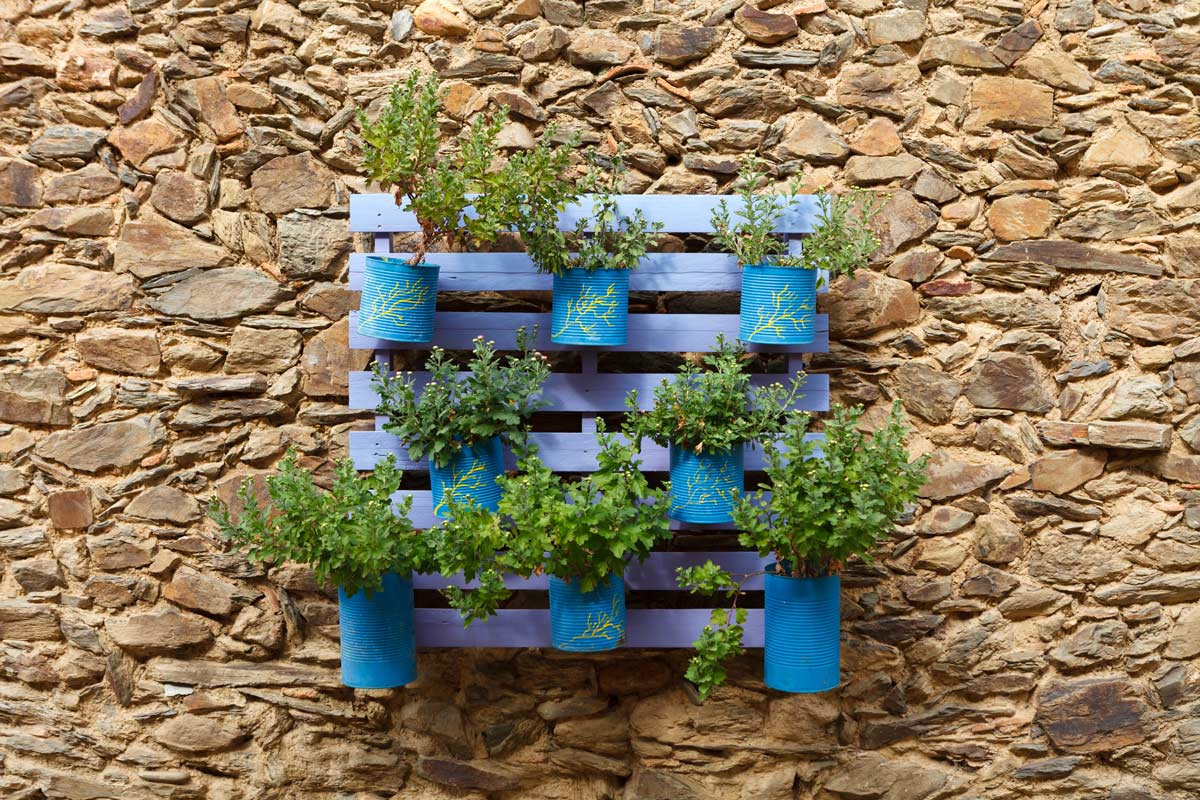 Decorare il giardino riciclando con pallet e barattoli