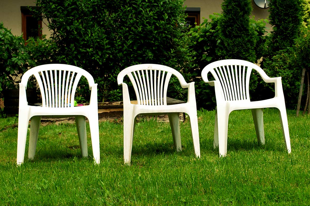 Come pulire la plastica ingiallita di tavoli e sedie da giardino.