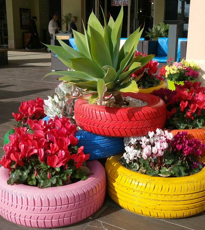 aiuole con pneumatici colorati