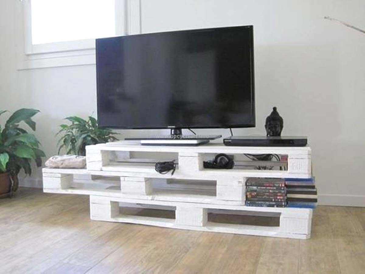 Postazioni e mobili TV con pallet in soggiorno.