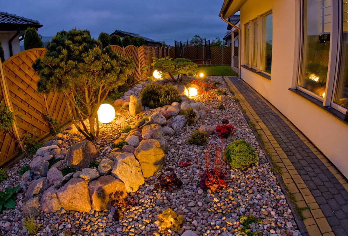 Progettare una buona illuminazione del giardino e delle aiuole
