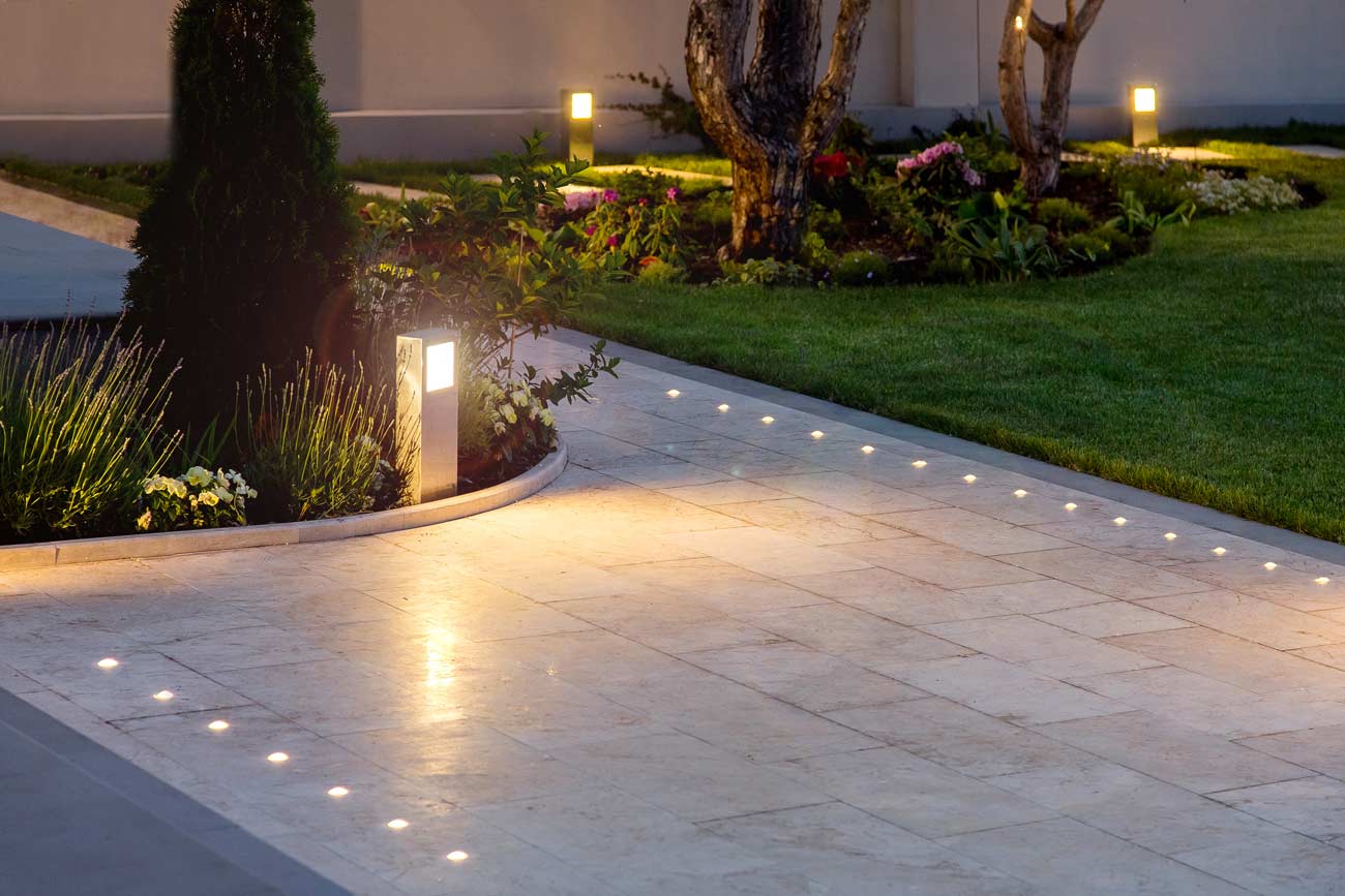 Illuminazione vialetto in giardino con i faretti led