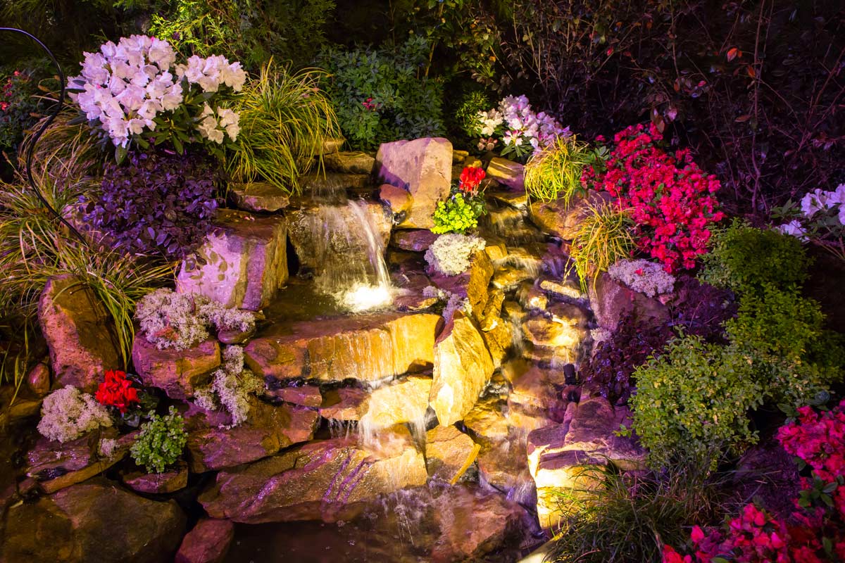 bella fontana da giardino illuminata con faretti