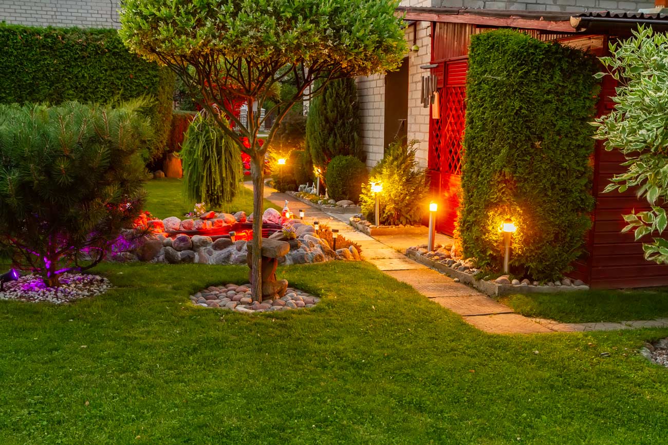 Illuminazione vialetto giardino con i lampioncini