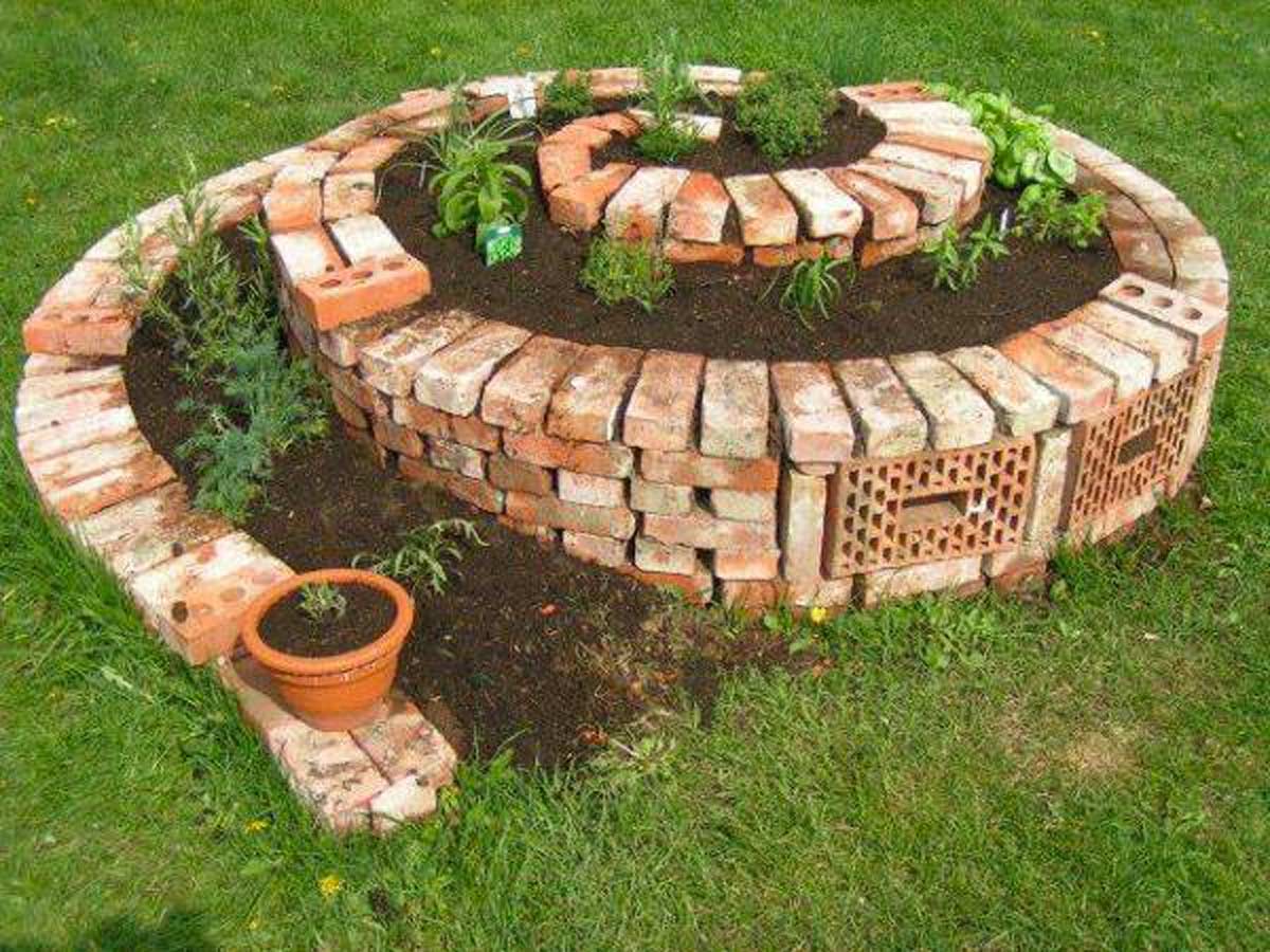 aiuola a forma di spirale in giardino con erbe aromatiche