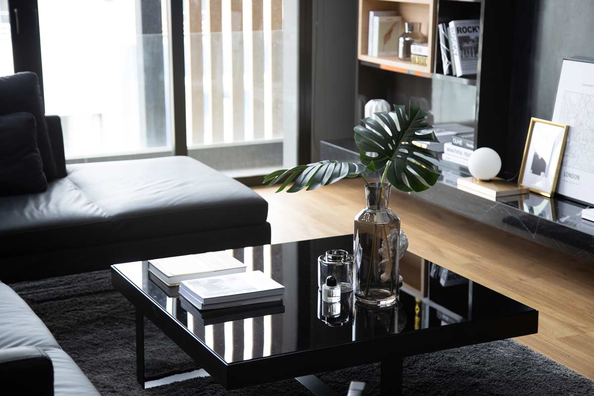 tavolino da salotto moderno in vetro nero