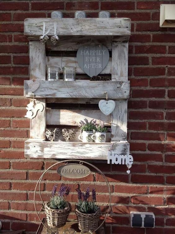 piccola fioriera Shabby chic con un pallet