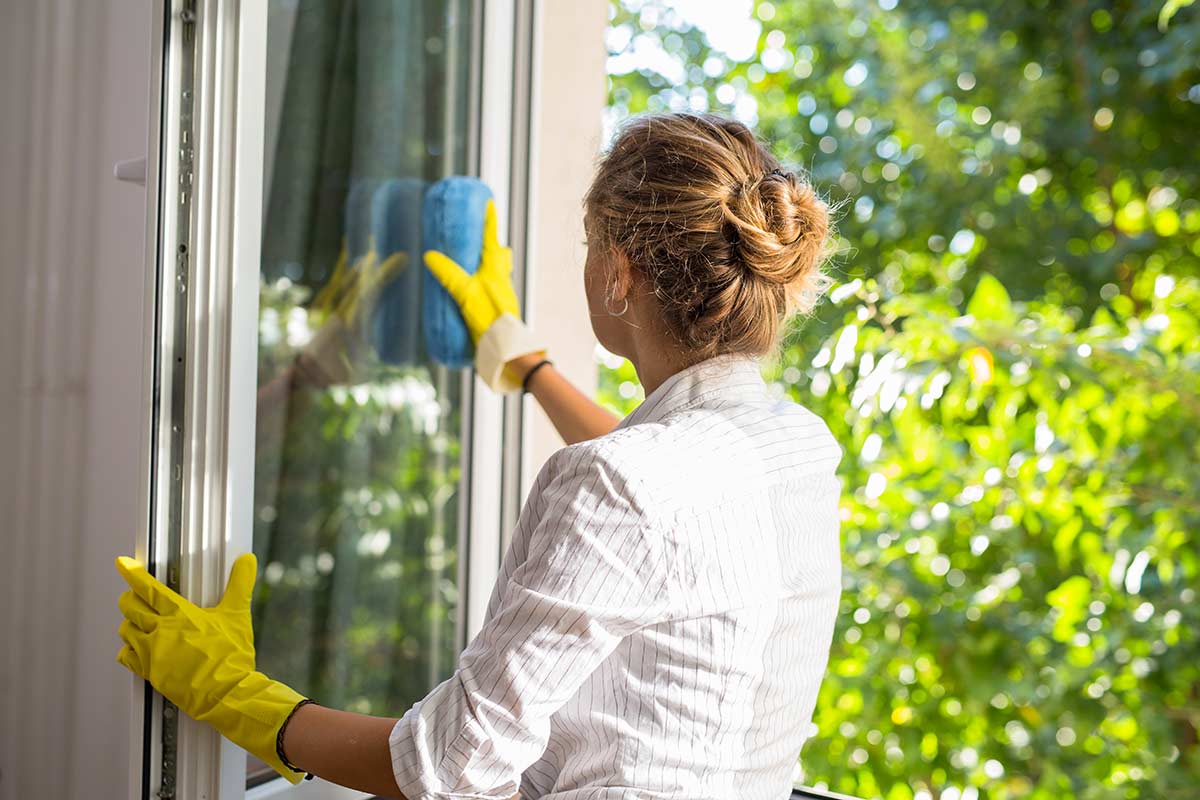 rimedio casalingo a base di acqua e borotalco per pulire i vetri