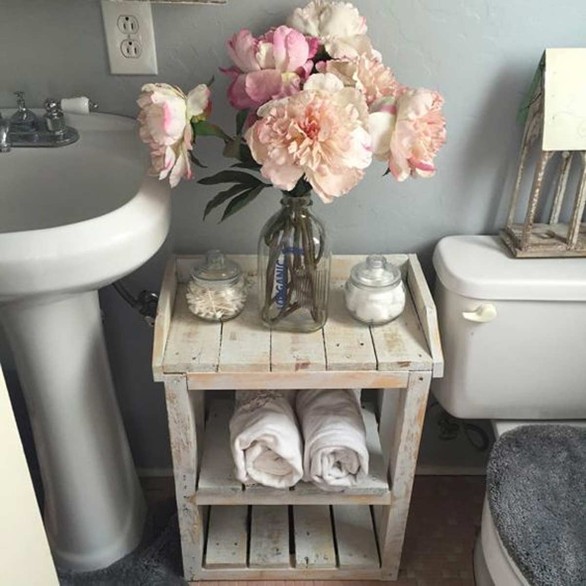 Aggiungere un tocco shabby al bagno.