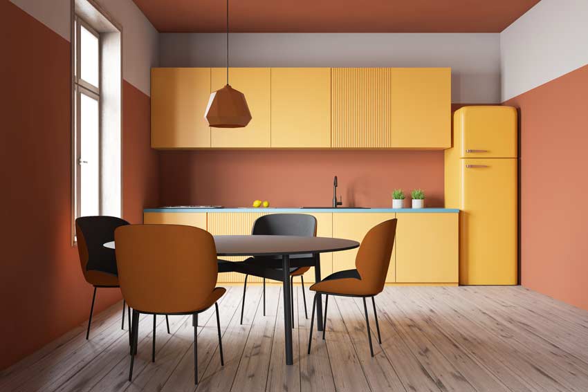 cucina moderna con mobili e frigorifero arancione