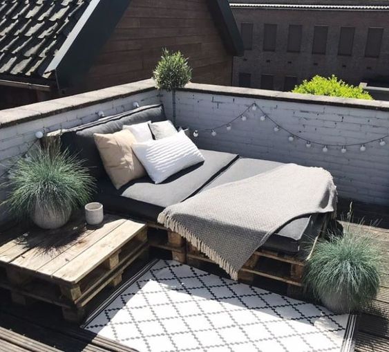 arredare il balcone con i pallet