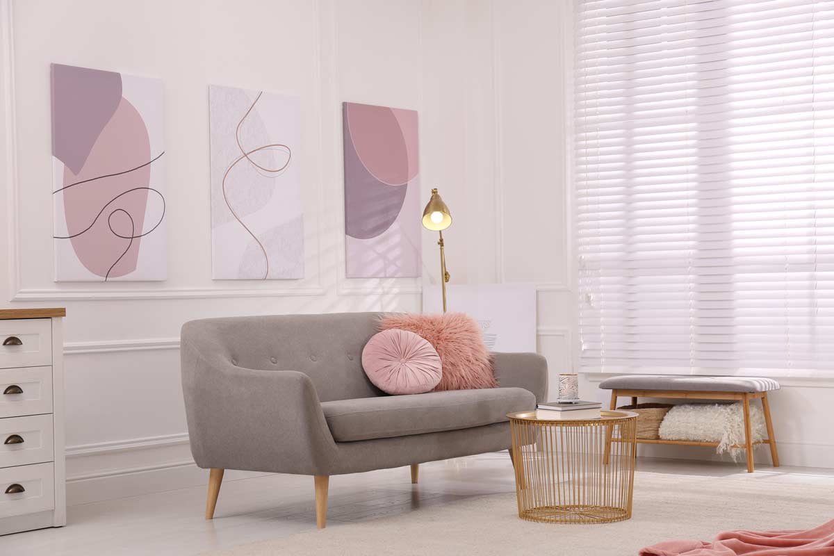 Arredare il soggiorno con grigio e rosa.