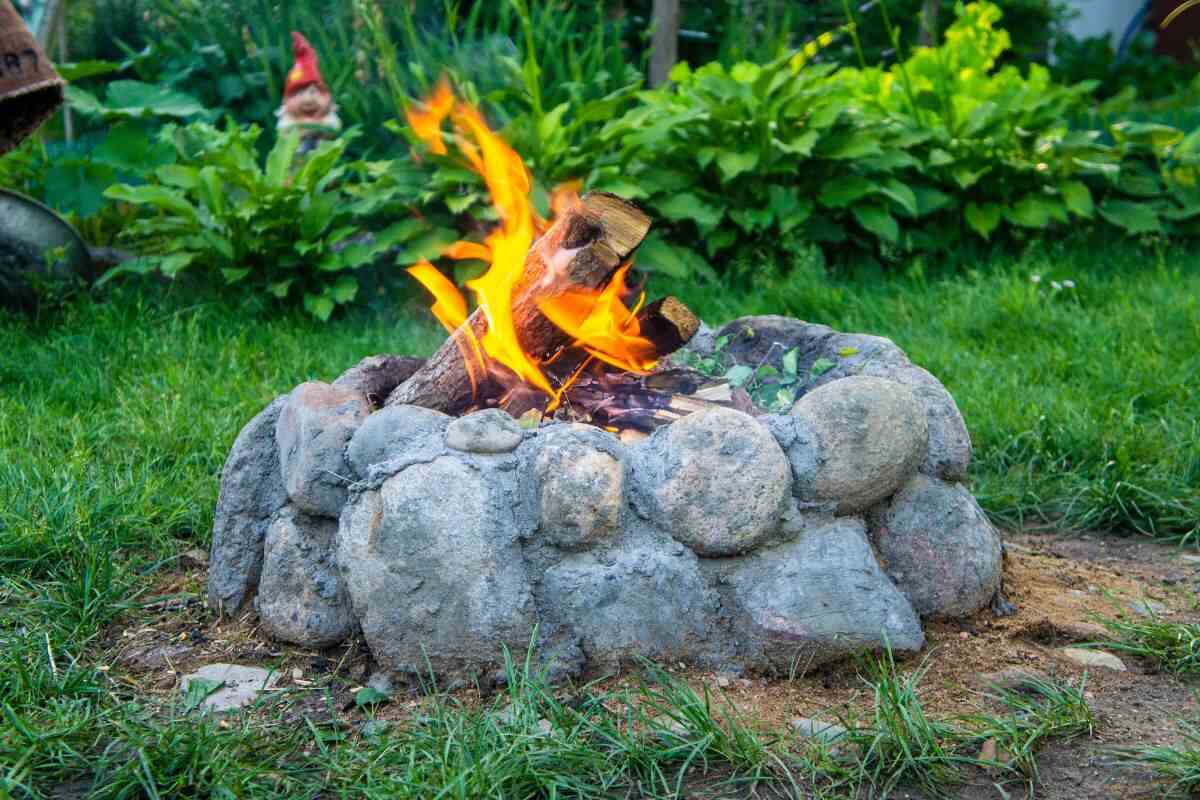 caminetti in pietra per il giardino